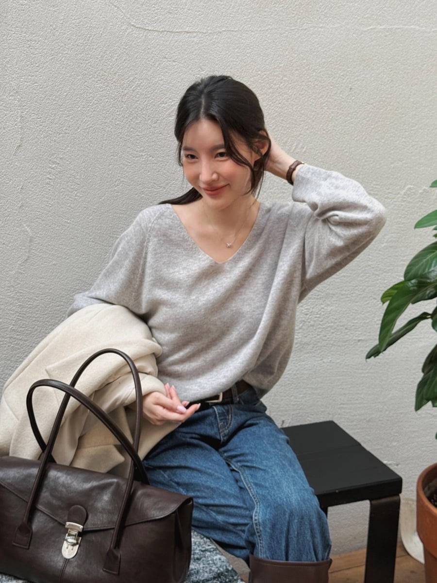 Những chiếc áo len mang gam màu trung tính luôn được đánh giá cao về tính bền vững trong thời trang. 