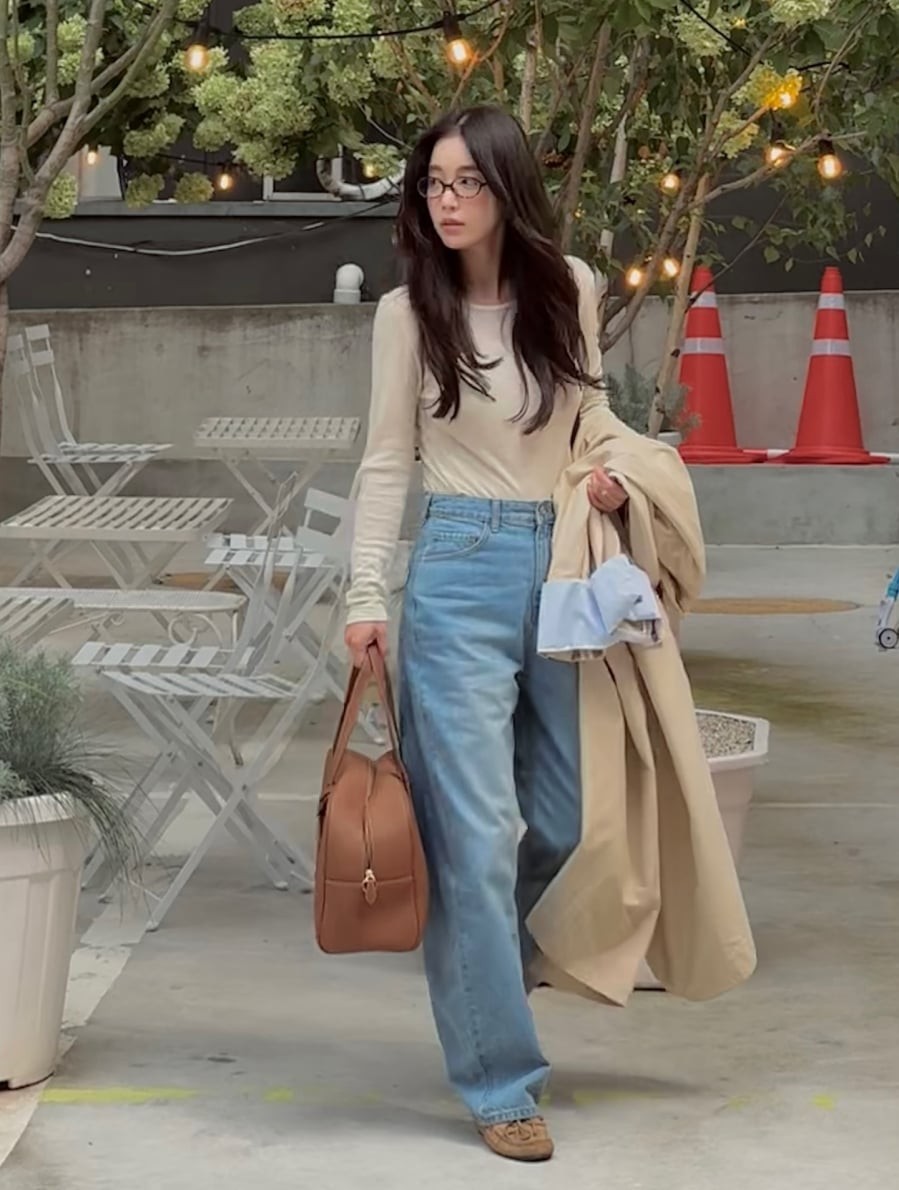 Chất liệu cotton hoặc thun pha cao cấp, có độ dày vừa phải sẽ giúp áo giữ form tốt và tạo sự dễ chịu khi mặc.