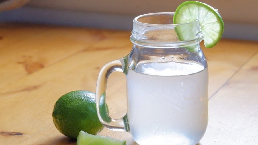 Nước chanh gừng mật ong ấm có thể hỗ trợ tiêu hóa, ngăn ngừa tăng cân.