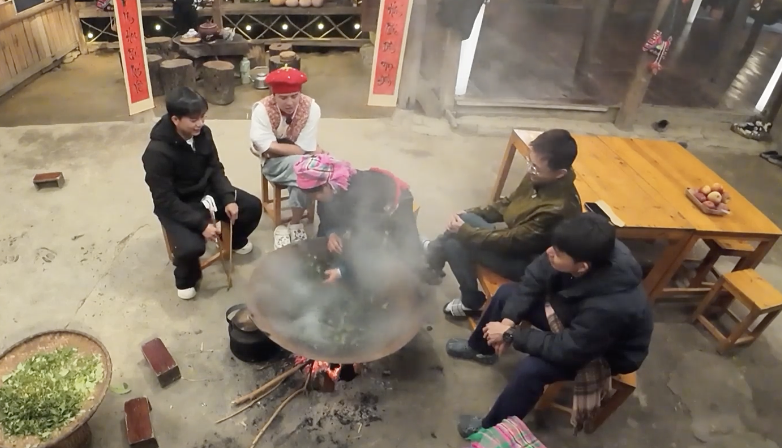 Chị Thông đảo trà bằng tay trần