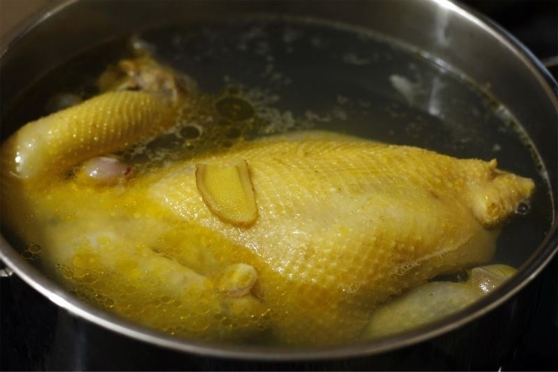 Vớt gà ra nhớ thả ngay vào nước lạnh