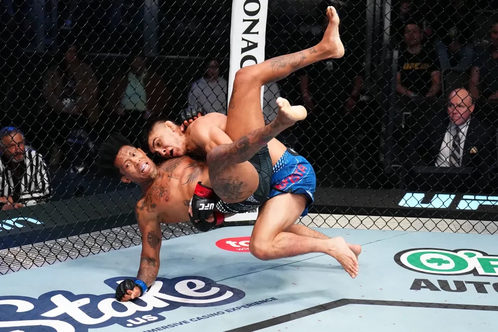 Mario Bautista thực hiện pha quật ngã Vinicius Oliveira