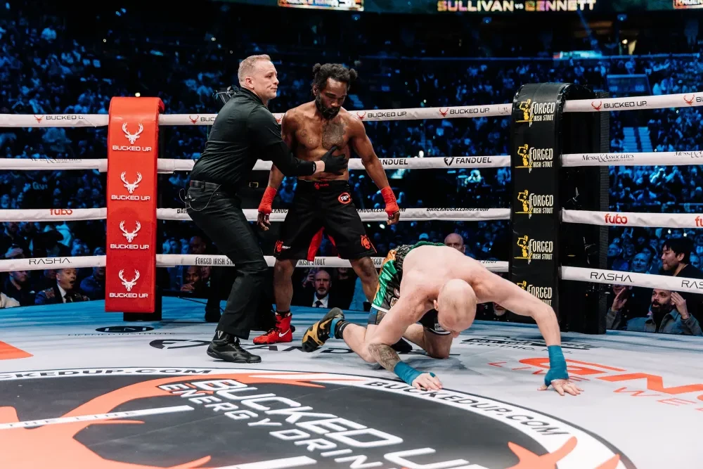 Charles Bennett (phải) tung đòn quyết định vào Pat Sullivan (trái) tại BKFC KnuckleMania 6.