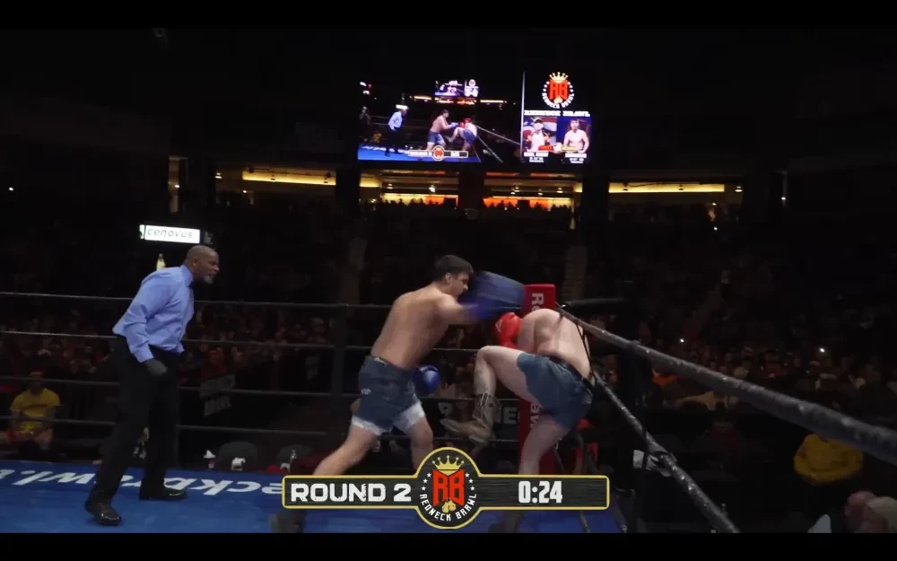 Rebel Kenny trình diễn lối phòng thủ lai giữa đà điểu và hồng hạc