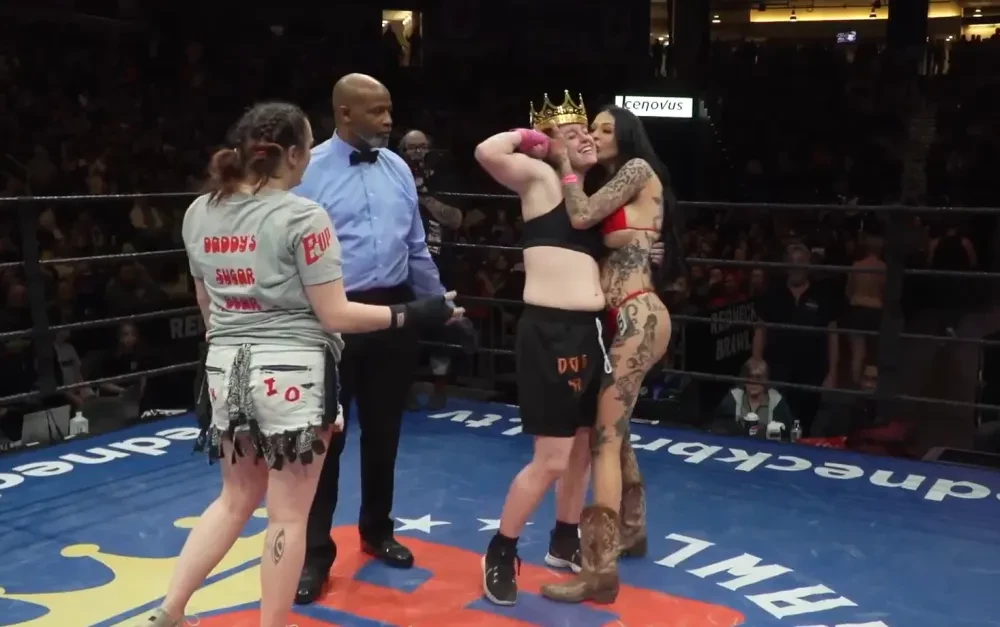 Chucky nhận vương miện và một nụ hôn từ một ring girl nhiệt tình