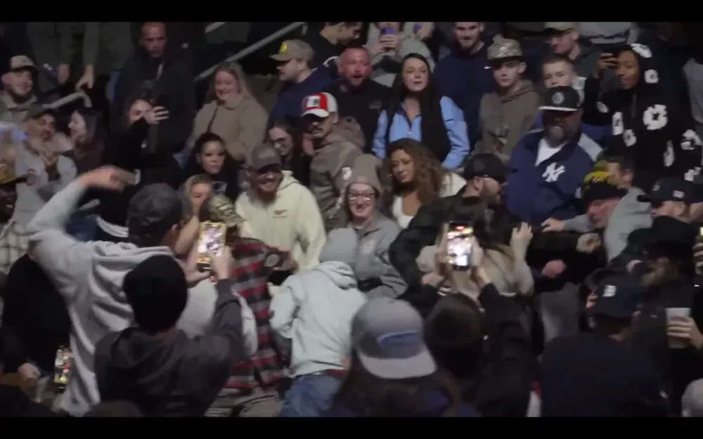 Sẽ không phải là một sự kiện ở Ohio nếu thiếu những trận ẩu đả của khán giả