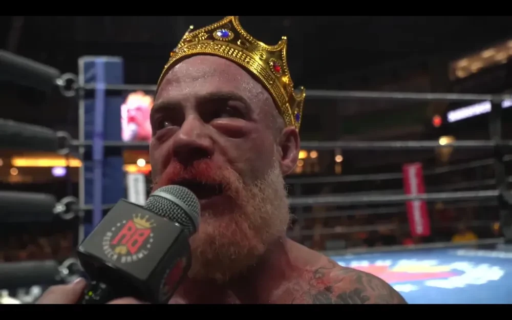 Vanilla Gorilla với những dấu hiệu rõ ràng của một chiếc mũi bị gãy