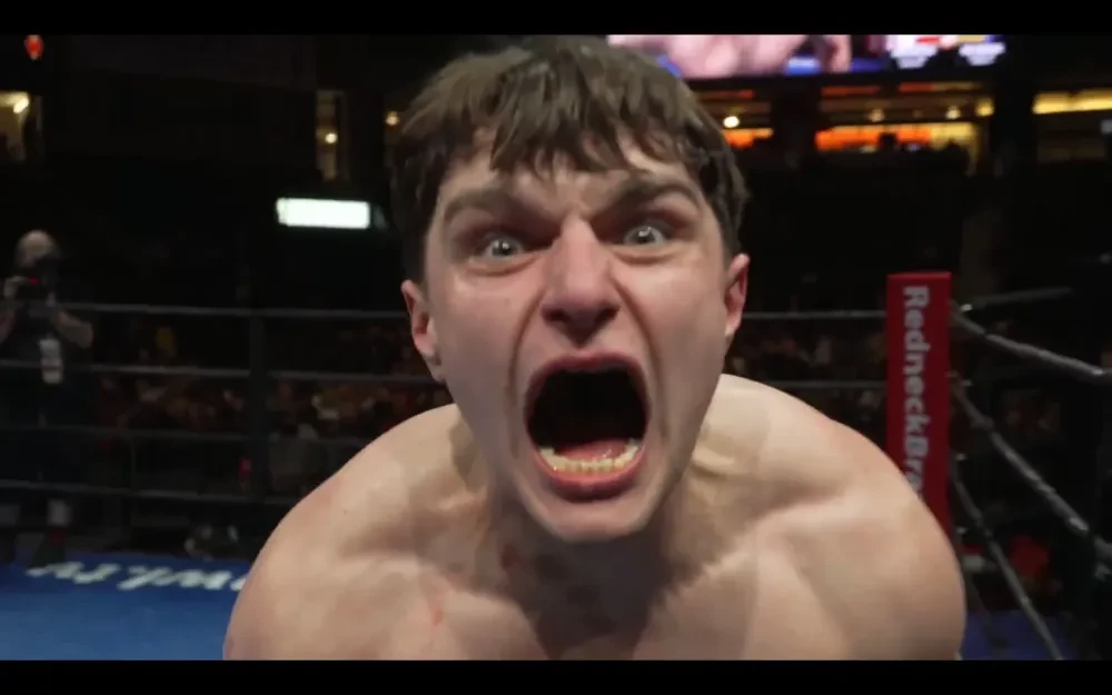 Big Ruckus ăn mừng chiến thắng trong trận đấu chính