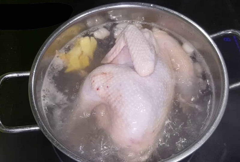 Luộc gà cũng cần mẹo nhỏ để giúp gà da giòn, chắc thịt