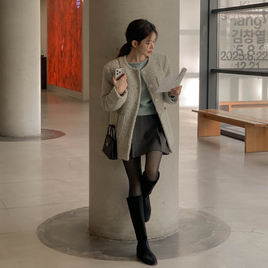 Các nếp ly đều giúp tạo độ phồng vừa phải, khiến outfit trông sinh động hơn và mang lại hiệu ứng thị giác giúp vóc dáng thêm cân đối.