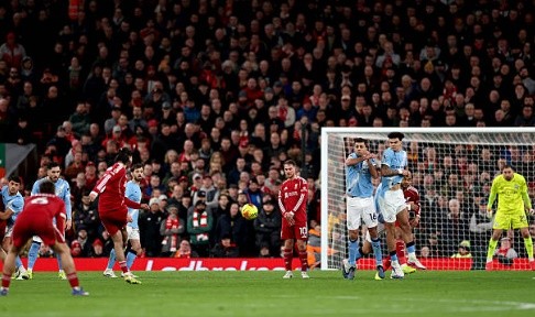 Dominik Szoboszlai vừa lập siêu phẩm đá phạt ở phút 74 giúp Liverpool dẫn trước Man City 1-0. Khoảnh khắc bùng nổ này khiến chuyên gia Gary Neville và cả khán đài Anfield sửng sốt.