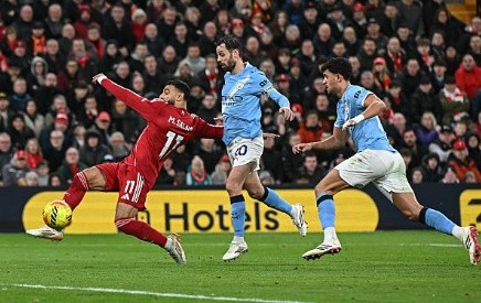 Salah cho rằng mình đã bị phạm lỗi trong vòng cấm.