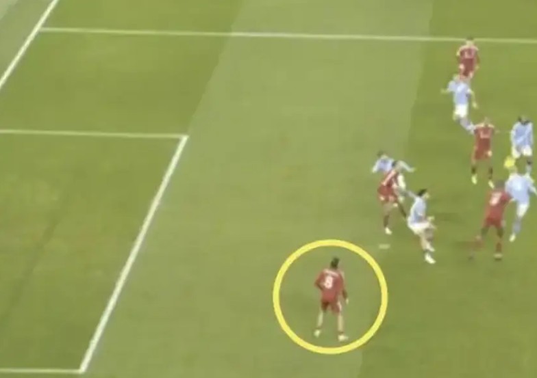 Tình huống Dominik Szoboslai mắc lỗi vị trí.