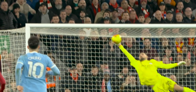 Gianluigi Donnarumma - 7.5 điểm: Một ngày thi đấu vững chãi của thủ thành người Ý. Dù bất lực trước cú đá phạt không thể cản phá của Szoboszlai, Donnarumma đã có những pha ra vào hợp lý và phản xạ xuất sắc, đặc biệt là tình huống từ chối cú sút xa của Mac Allister.