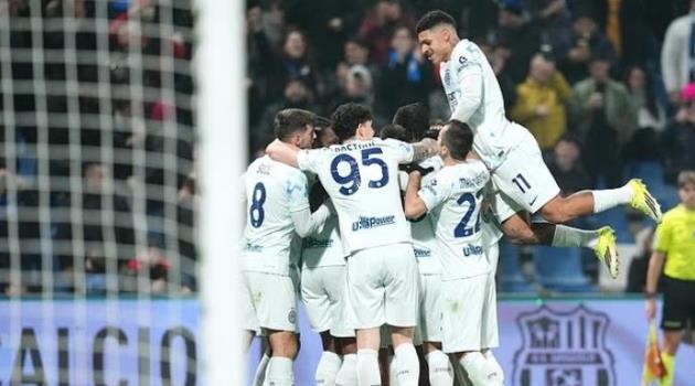 Inter giành chiến thắng tưng bừng dù phải làm khách.