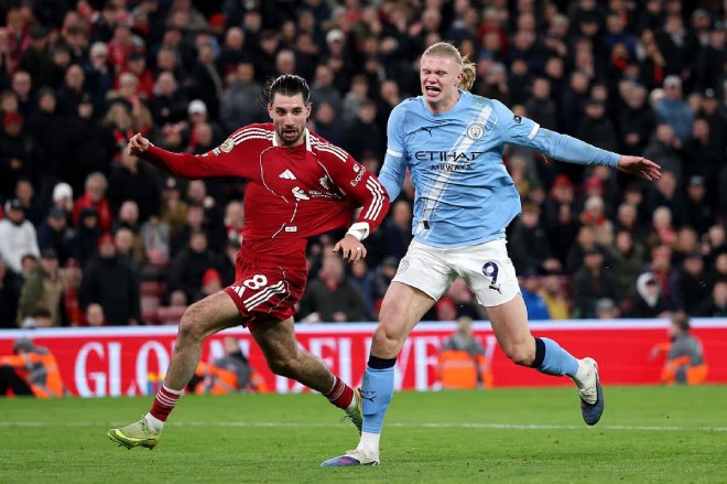 Tình huống dẫn đến tranh cãi ở đại chiến Liverpool - Man City.
