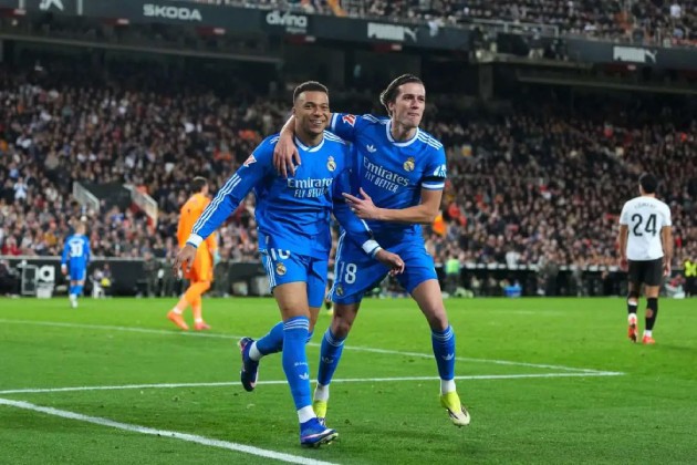 Mbappe khiến CĐV Valencia im tiếng với màn thể hiện đẳng cấp.
