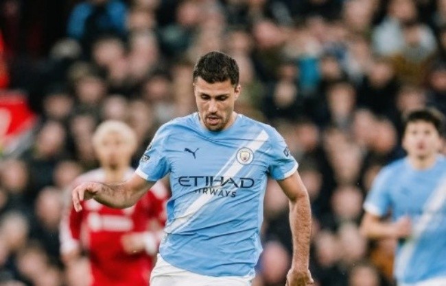 Rodri làm chủ tuyến giữa Man City.