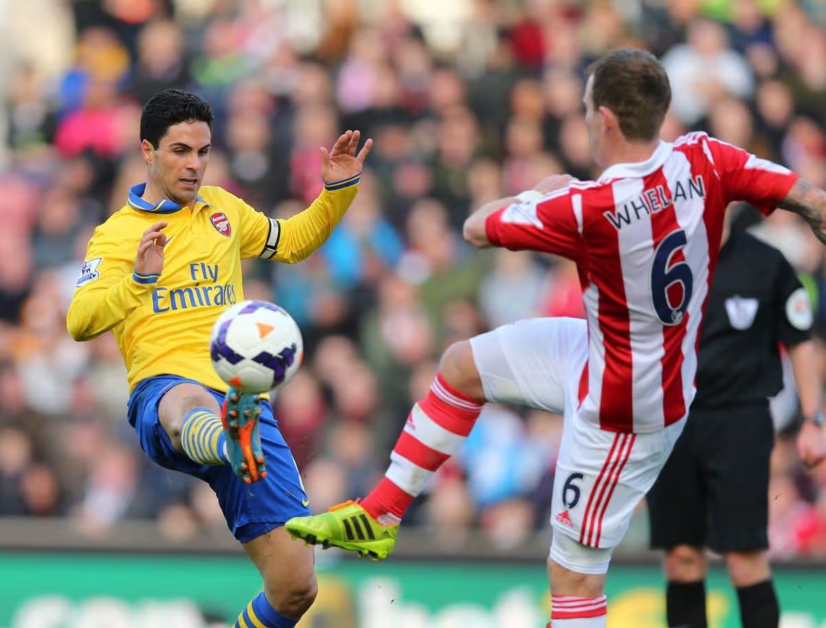 Mikel Arteta sắp tái đấu với Glenn Whelan.