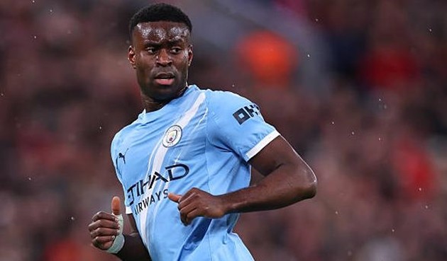 Marc Guehi bị cổ động viên Liverpool la ó.