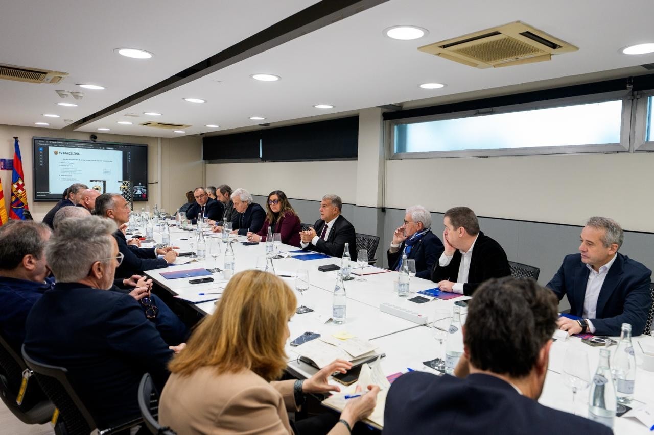 Joan Laporta từ chức chủ tịch Barcelona để chuẩn bị cho cuộc tái tranh cử.