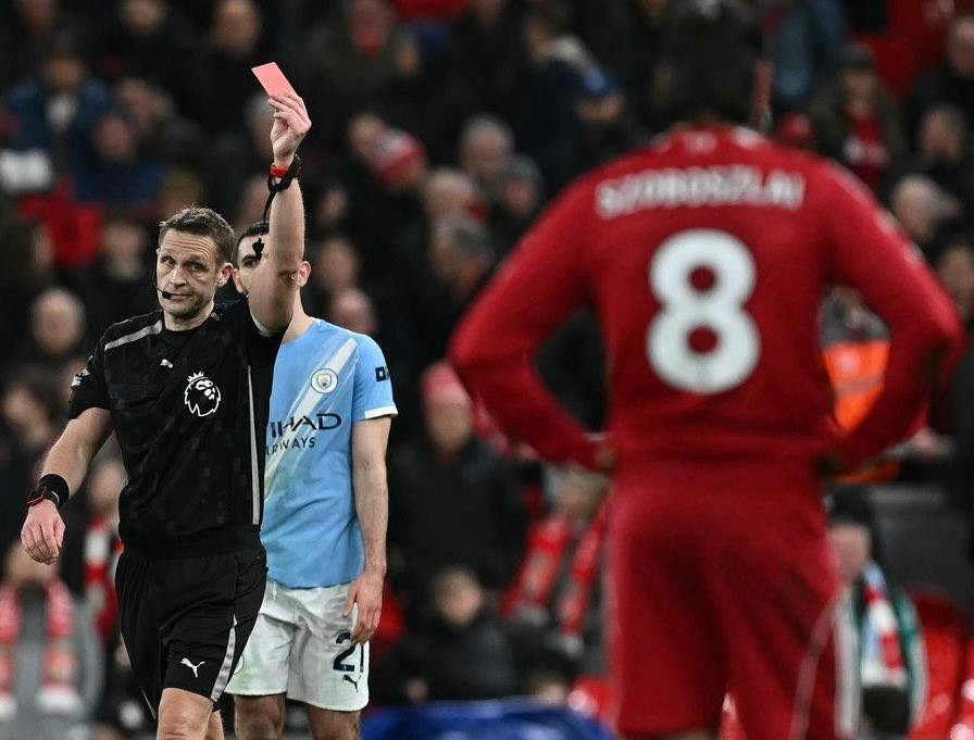Trọng tài Craig Pawson bị phản ứng vì quyết định từ chối bàn thắng và truất quyền thi đấu của Szoboszlai.