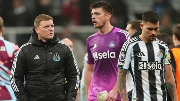 Howe đáp trả những áp lực khi Newcastle sa sút.