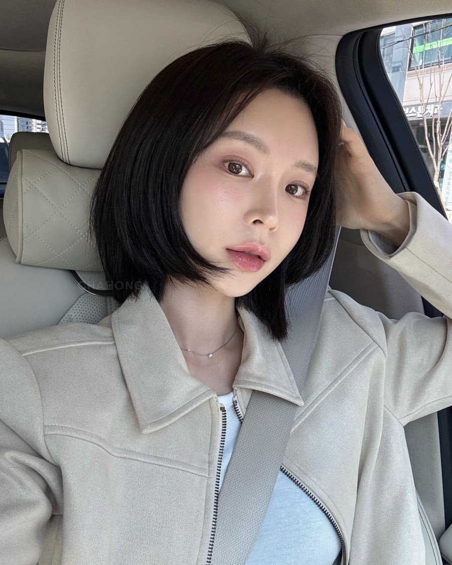 Ngoài ra, mái dài còn giúp gương mặt trông cân đối hơn, dễ kết hợp với nhiều phong cách trang điểm và màu tóc khác nhau.