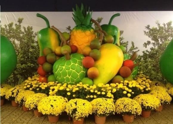 Nhiều gia đình chọn bày hoa quả giả vì tiện lợi, không tốn công chăm sóc và luôn giữ được vẻ ngoài bắt mắt.
