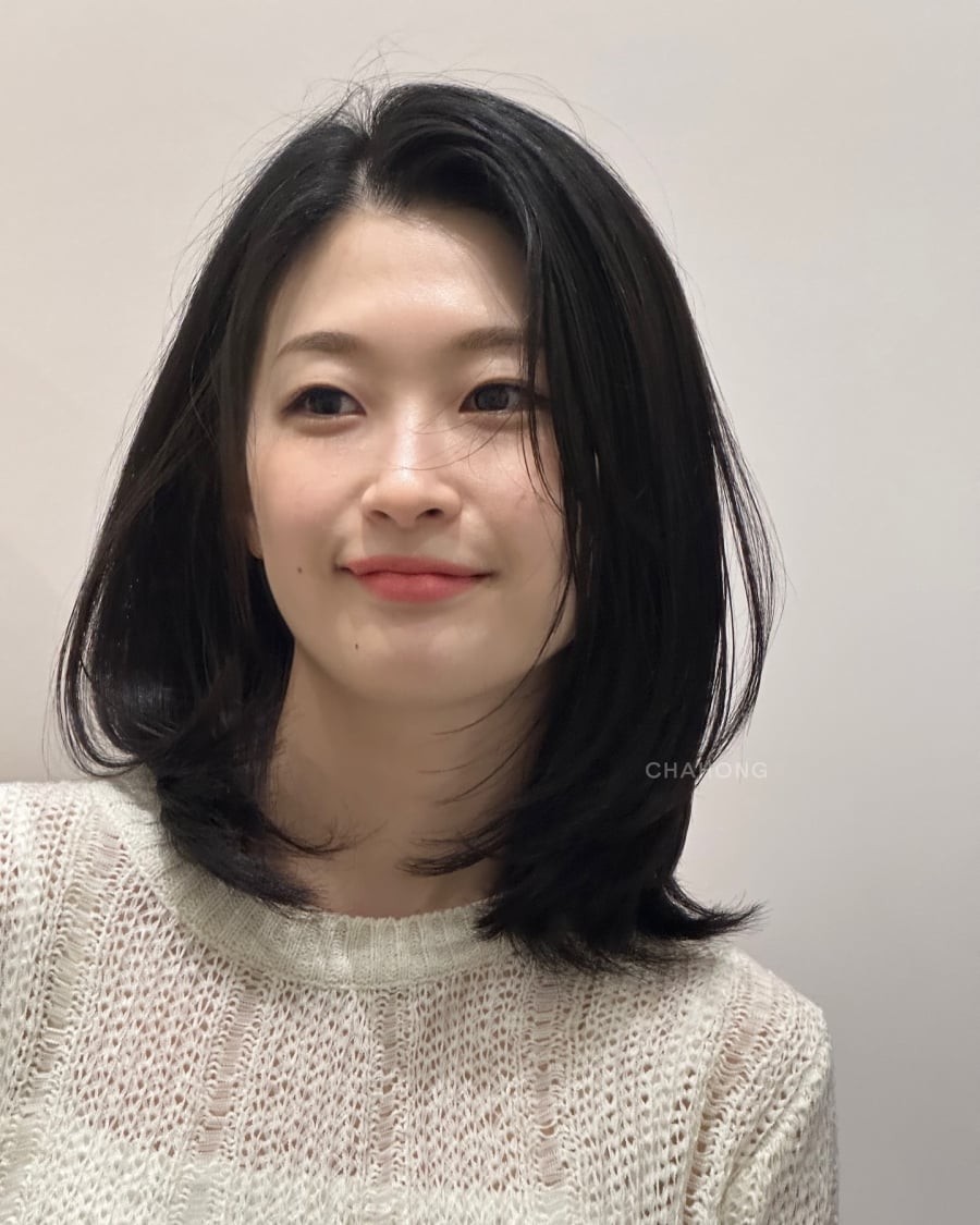 Tóc ngắn layer ngôi lệch là gợi ý dành cho những ai muốn tạo điểm nhấn mới mẻ cho diện mạo. 