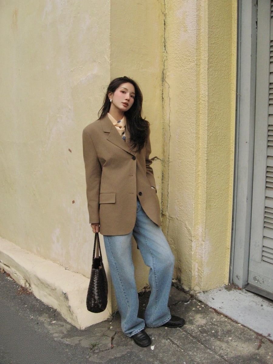 Phom giày cứng cáp vừa phải, đế thấp hoặc đế dày nhẹ khiến loafer phù hợp cho cả ngày dài làm việc lẫn những buổi dạo chơi.