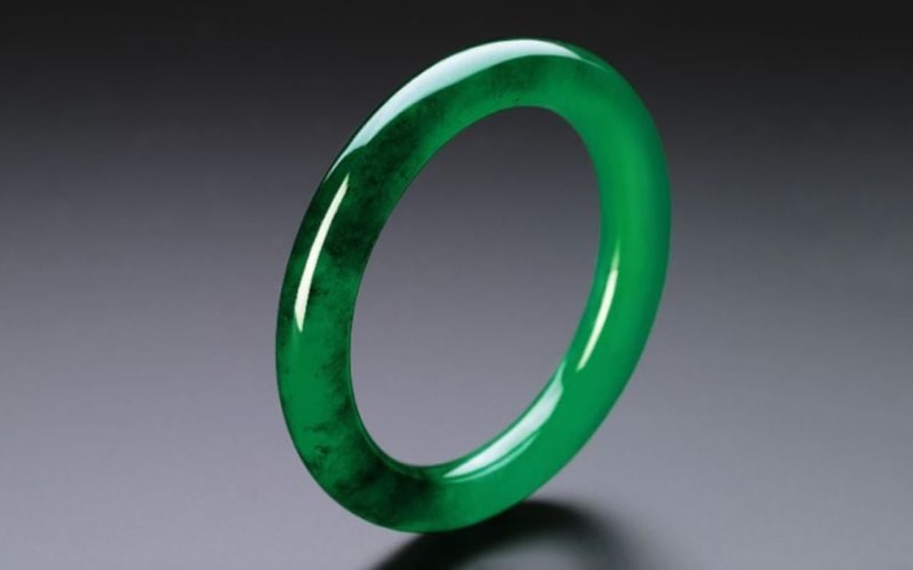 Vòng tay đá ngọc bích - vật phẩm phong thủy giúp cân bằng cảm xúc, mang lại tinh thần minh mẫn.