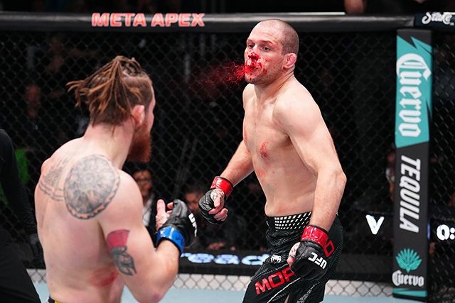 Alex Morono nhổ máu về phía đối thủ trong trận đấu tại UFC Fight Night 266