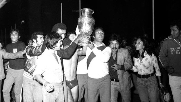 Các cầu thủ Peru và chiếc cúp Copa America năm 1975.