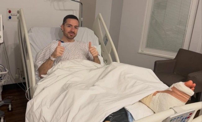 Grealish phẫu thuật thành công.