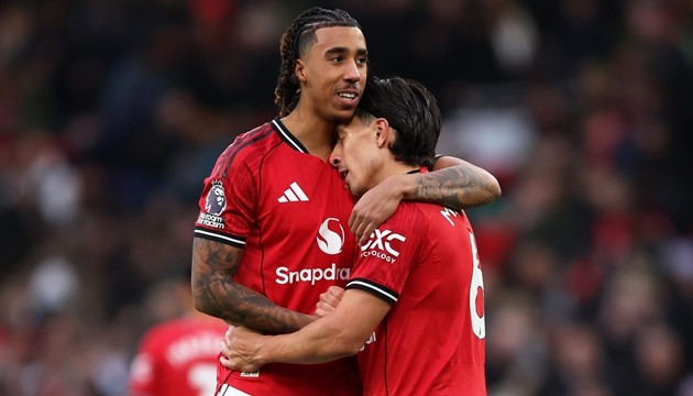 Leny Yoro trở lại mang đến tín hiệu tích cực cho Michael Carrick.