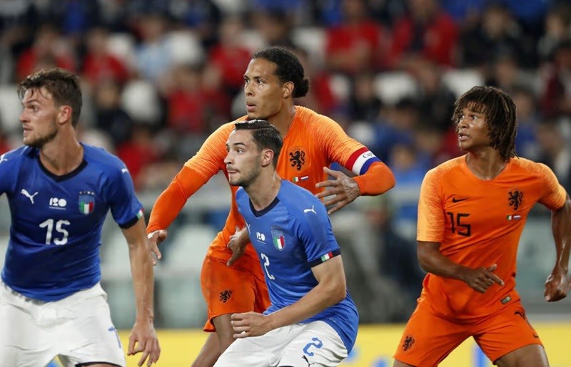 De Sciglio đã có thể trở thành cặp trung vệ với Van Dijk.