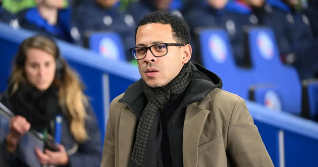 HLV Rosenior hứng chịu áp lực không nhỏ khi dẫn dắt Chelsea.