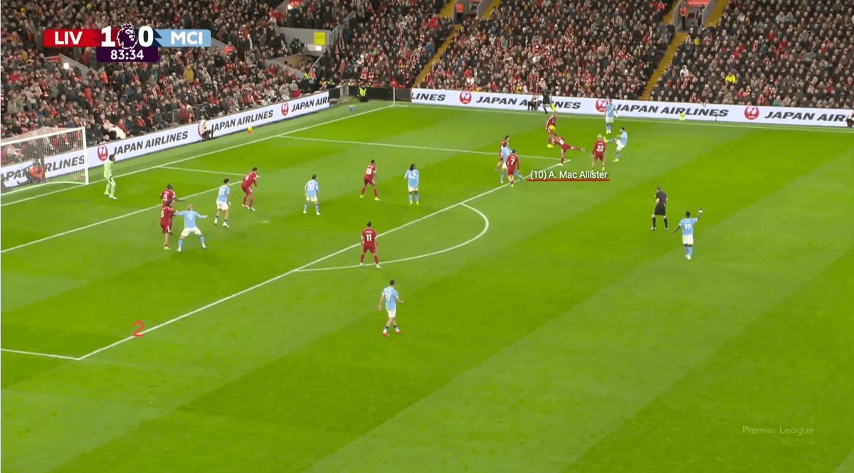 Alexis Mac Allister chỉ đưa chân ra một cách hời hợt.