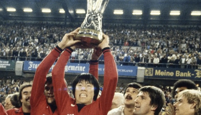 Cha Bum-kun cùng Eintracht Frankfurt lên ngôi ở UEFA Cup.