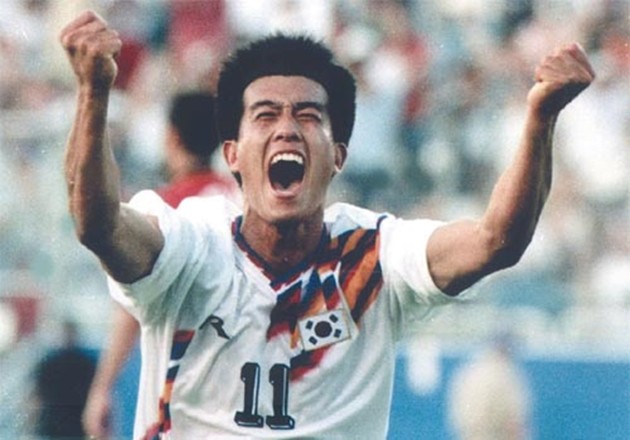 Niềm vui của Seo Jung-won sau khi ghi bàn gỡ hòa 2-2 cho Hàn Quốc trước Tây Ban Nha tại World Cup 1994.