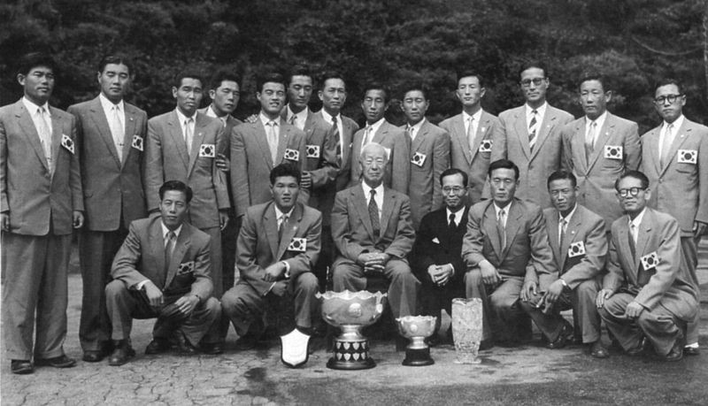 Đội tuyển Hàn Quốc gặp gỡ tổng thống nước này sau khi giành chức vô địch châu Á năm 1956.