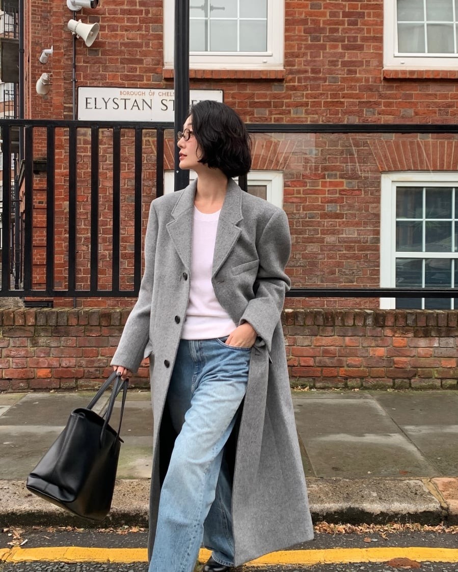 Khi phối cùng quần ống rộng, áo dạ mang lại vẻ ngoài chững chạc và sang trọng nhưng vẫn giữ được sự thoải mái.