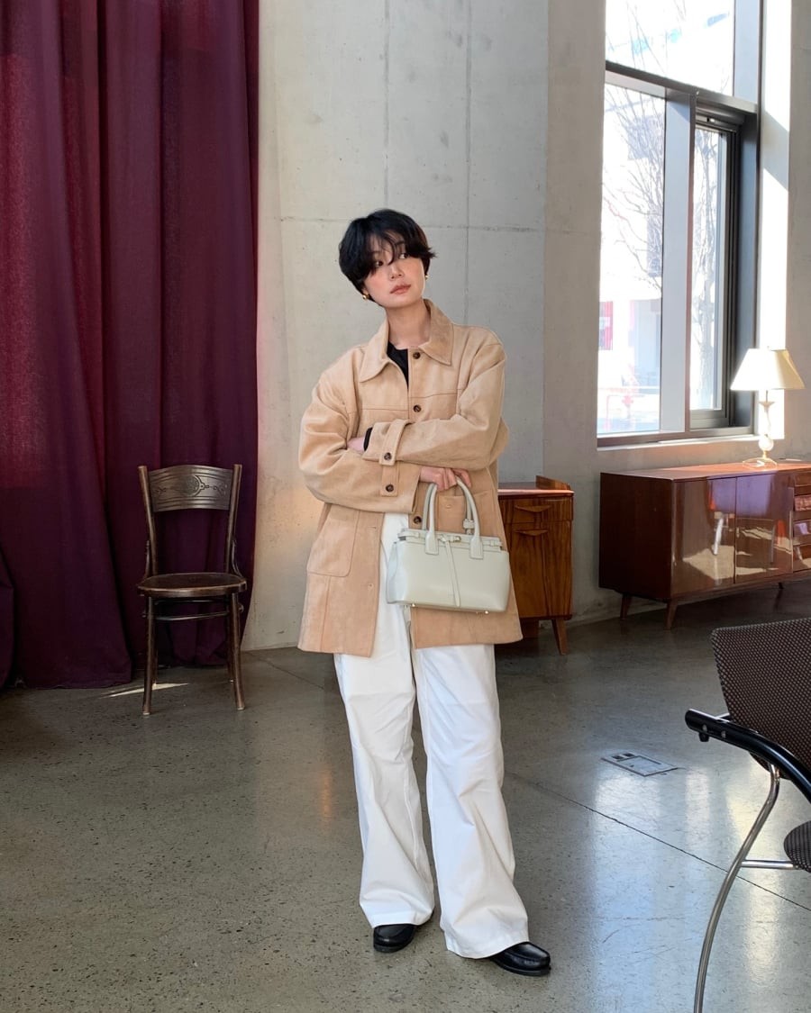 Các thiết kế áo kaki dáng ngắn hoặc lửng giúp tổng thể gọn gàng hơn, tránh cảm giác nặng nề.