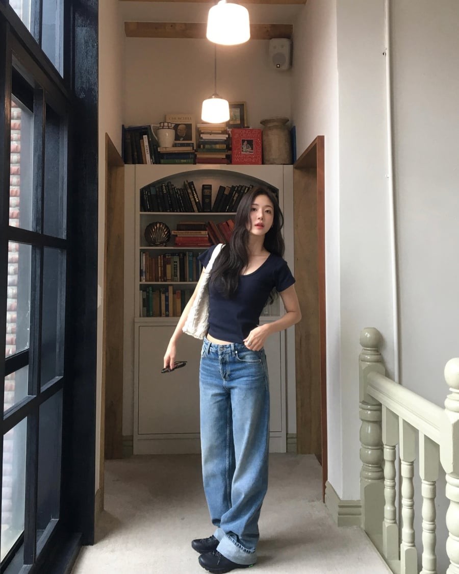 Sự tiết chế trong màu sắc và phụ kiện chính là yếu tố giúp set đồ đơn giản này không bị đơn điệu.