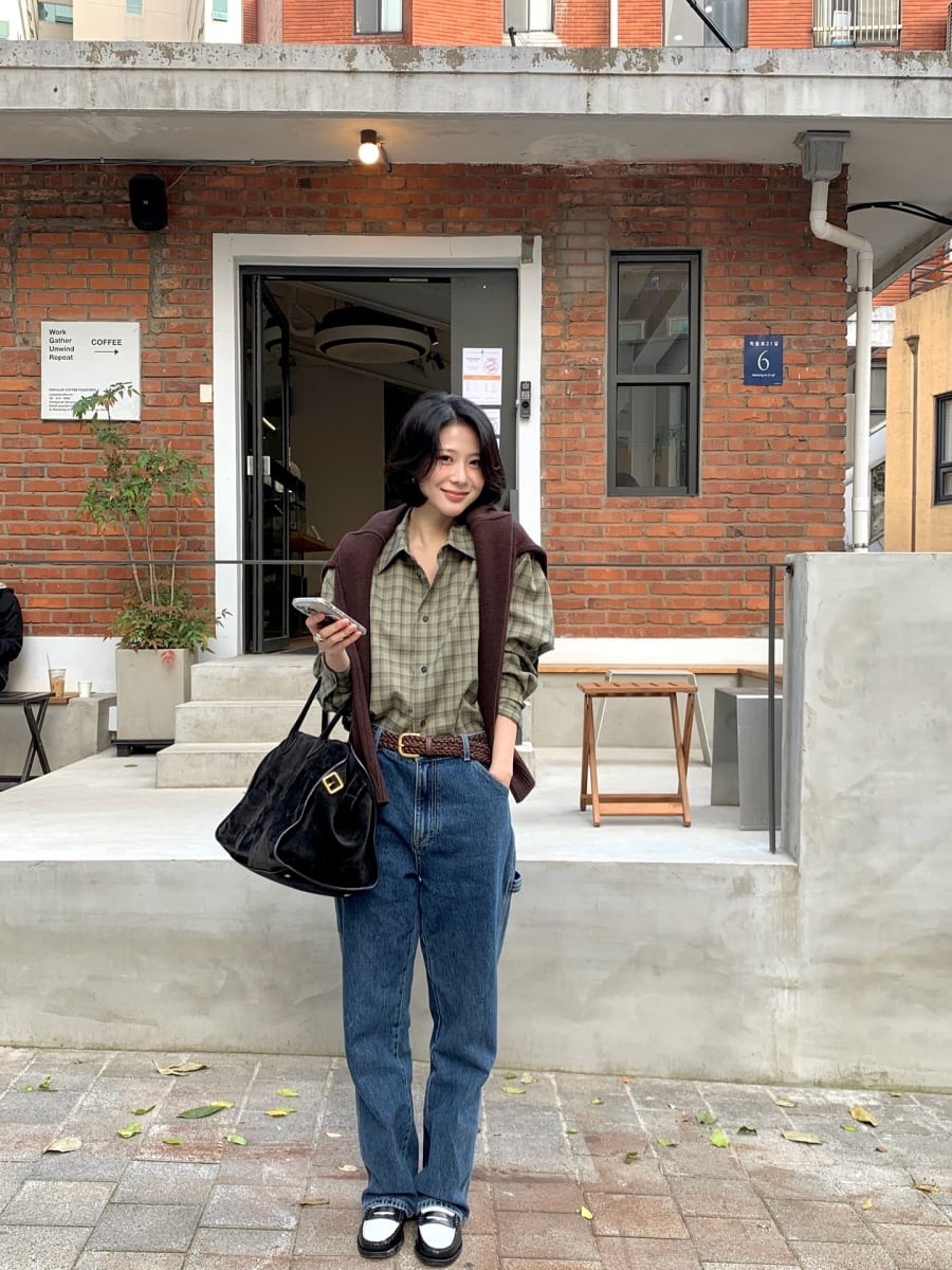 Cardigan có thể được mặc như áo chính hoặc khoác nhẹ bên ngoài lớp áo mỏng đơn sắc, tạo hiệu ứng nhiều lớp tinh tế. 