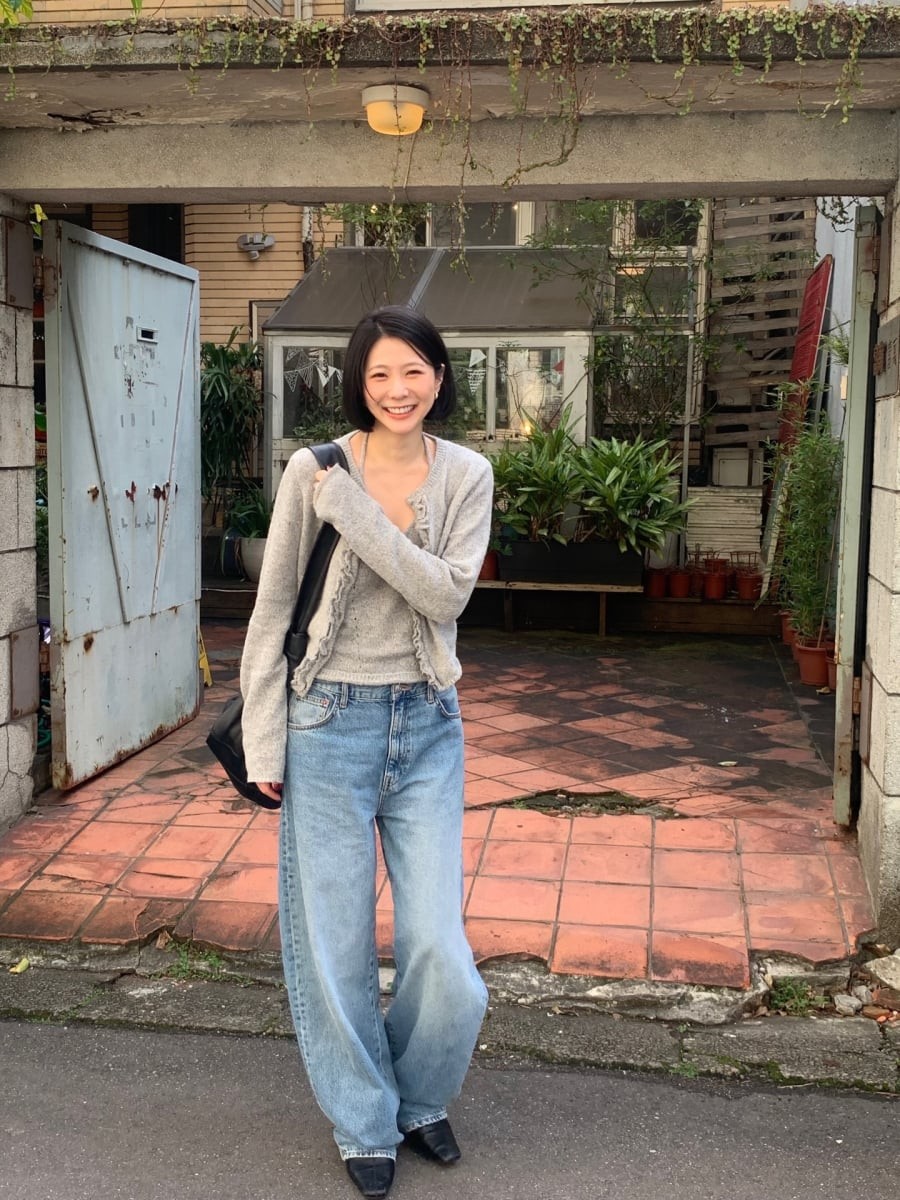  Những chi tiết nhỏ như sơ vin nửa vạt, xắn tay áo hay mở nhẹ cổ áo giúp bộ trang phục trở nên mềm mại và tự nhiên hơn.