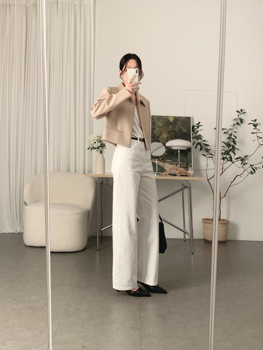 Nhờ sự đa dạng về chất liệu như cotton, linen hay lụa, màu trắng không hề đơn điệu mà luôn có khả năng thích nghi với nhiều phong cách sống khác nhau.