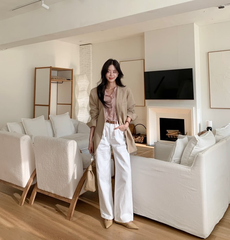  Những thiết kế blazer dáng suông, tông màu trung tính thường mang lại cảm giác chuyên nghiệp nhưng vẫn đủ thoải mái để mặc cả ngày.