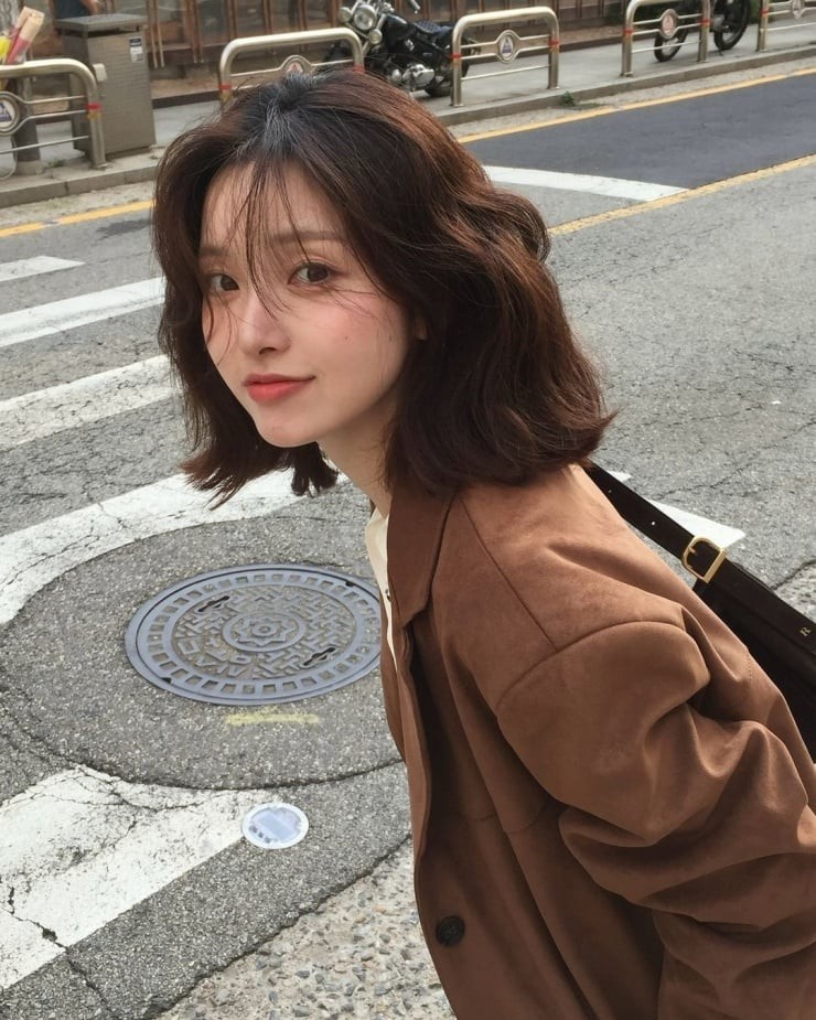  Mang tinh thần tối giản và effortless, beach bob có độ dài ngang cằm hoặc chạm vai, cắt ít layer hơn shaggy lob và thường không đi kèm mái. 